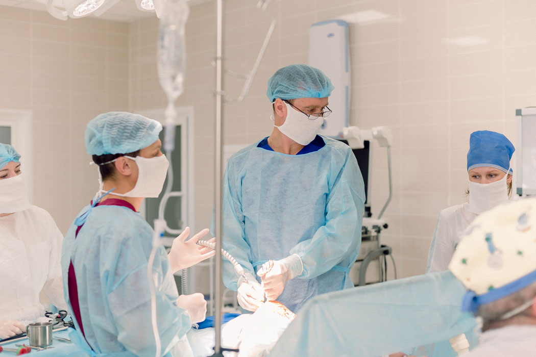 Проведение операции в медицинском центре Алмед - фотография