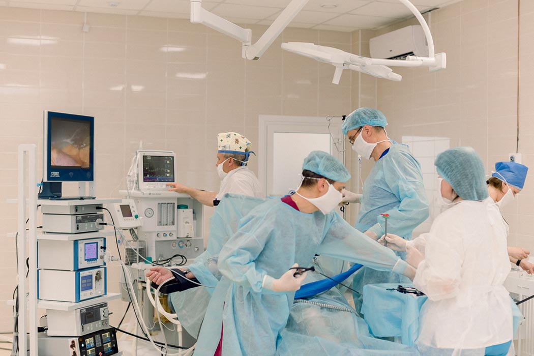 Проведение операции в медицинском центре Алмед - фотография