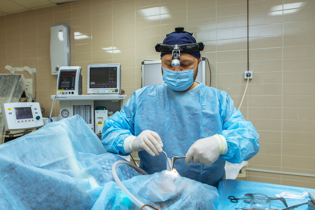 Проведение операции специалистом в медицинском центре - фотография