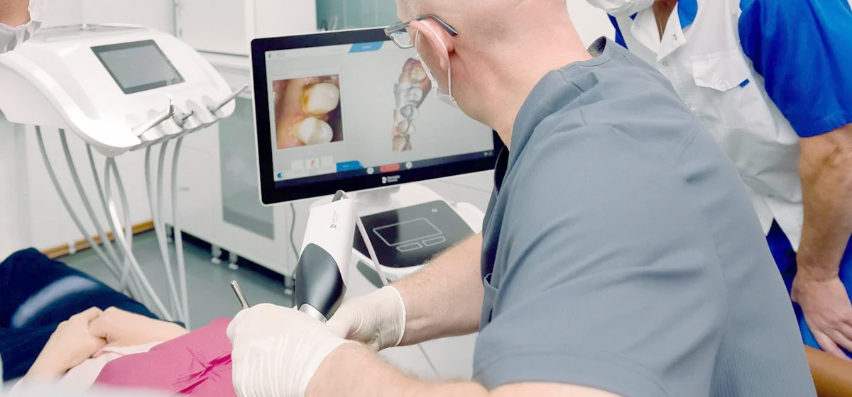 Осмотр стоматологическим сканером специалистом медицинского центра - фотография
